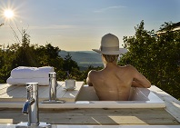 Les bains panorama surplombant la falaise du spa